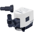 Automatyczna pompa zęzowa w kolorze biało-czarnym, z dolną kratką filtrującą, dwoma króćcami przyłączeniowymi i logo producenta na górze obudowy.