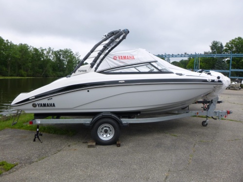 2025-yamaha-boats-195s-1.jpg