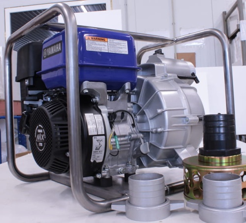 Motopompa półszlamowa Puvire PP 3 w stalowej ramie z silnikiem benzynowym i kompletem akcesoriów.