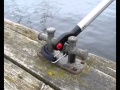 Bosak automatyczny Hook & Moor zaczepiony o knagę pomostową podczas manewru cumowania.