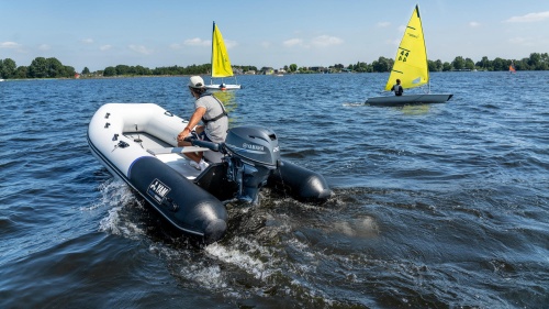 2020-Yamaha-YAM380S-EU-Arctic_Grey-Action-002-03.jpg