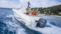Motorówka z silnikiem Yamaha 70 KM – komfortowa łódź rekreacyjna idealna na rodzinne rejsy przybrzeżne. Zdjęcie przedstawia czteroosobową załogę podczas dynamicznego rejsu w malowniczej, nadmorskiej scenerii.